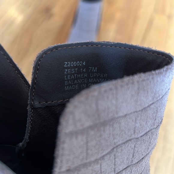 Stylish gray ankle boot NWOT - Picture 4 of 5